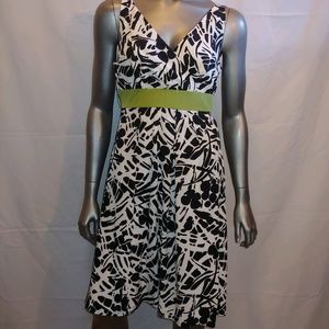 Ann Taylor B&W silk dress, green belt - Sz. 6 - B6